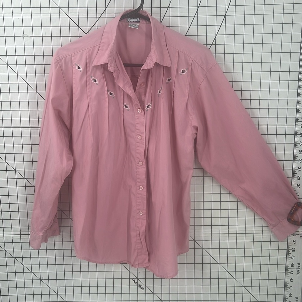 62 East 100% cotton vintage Hong Kong, button front embroidered floral shirt M
